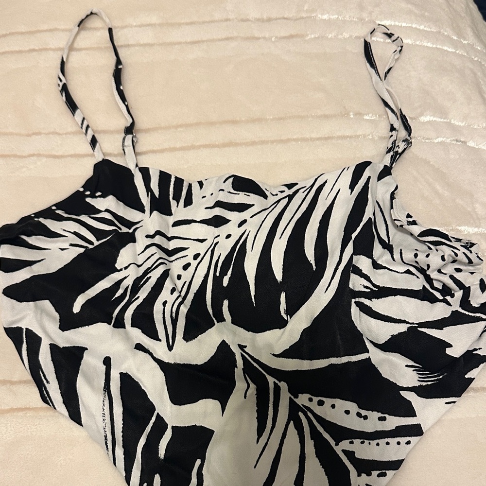 Bandana crop top with black and white leaves